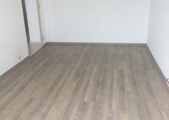 Vinylová podlaha v panelákovém bytě