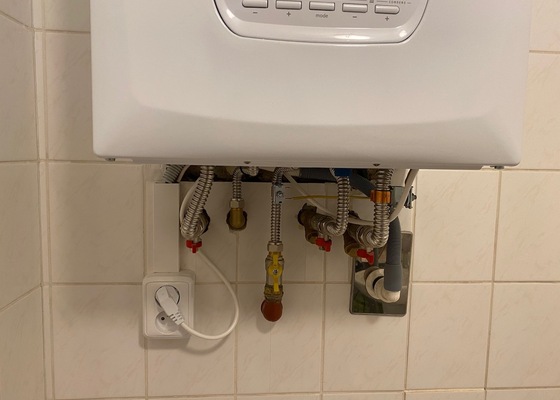 Elektrická zásuvka pro připojení pračky v koupelně