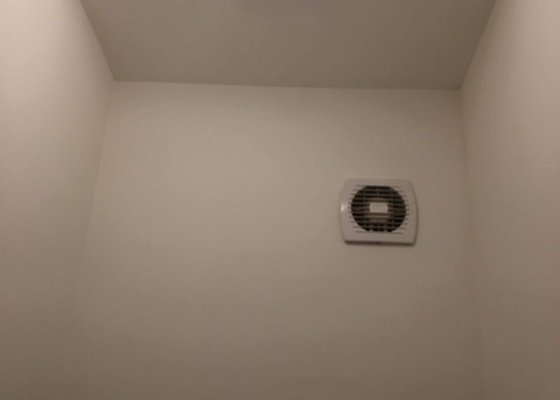 Elektrikářské práce v panelovém bytě (předělání osvětlení,výměna vypínače,posouzení zřízení zásuvky na toaletě).