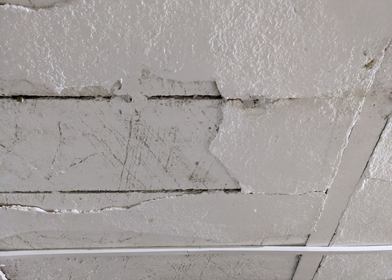 Vybourání stropu v administrativní budově