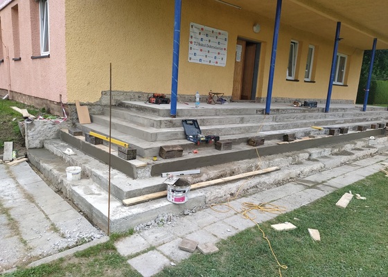 Obložení schodů v obci Dobroslavice