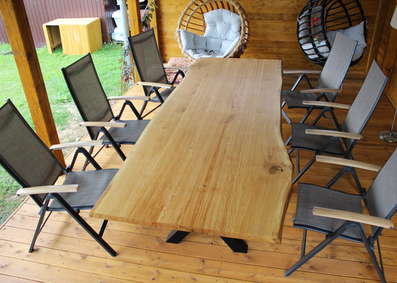 Jídelní stůl z dubové fošny