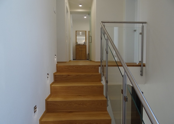 Pokládka lepené třívrstvé podlahy včetně obkladu schodiště