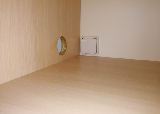 Vyvedení vypínače ze stěny ve skříni na bok skříně