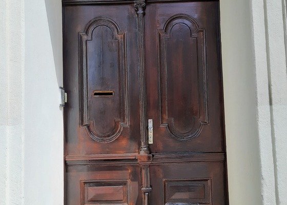 Renovace starých zdobený h vchodových dveří do domu