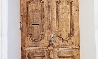 Renovace starých zdobený h vchodových dveří do domu