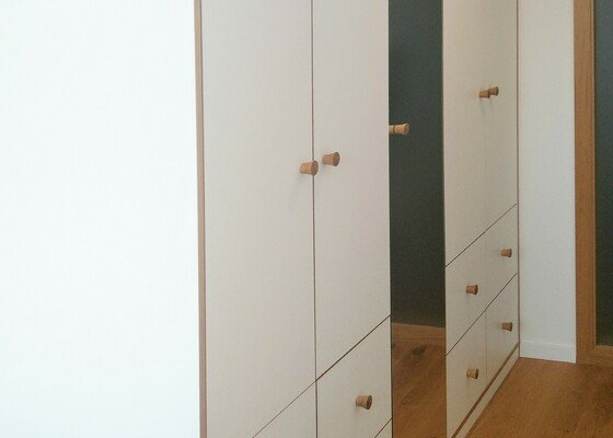 Výroba a montáž 5 nábytkových sestav na míru: Skříně ložnice 2x, koupelnová stěna, pracovna, lakované police obývací pokoj