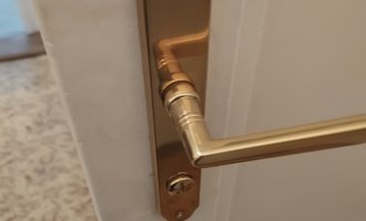 Výměna dveřního kování a klik u interiérových dveří