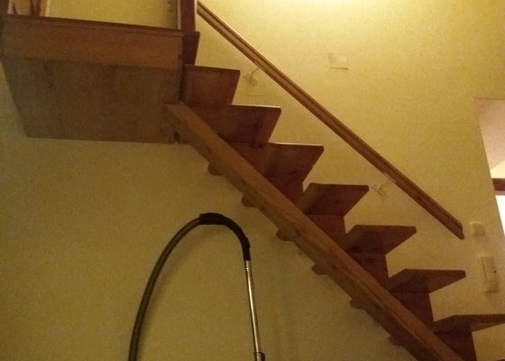 Výroba zábradlí ke schodům do patra v bytě + skříně na míru pod schodiště