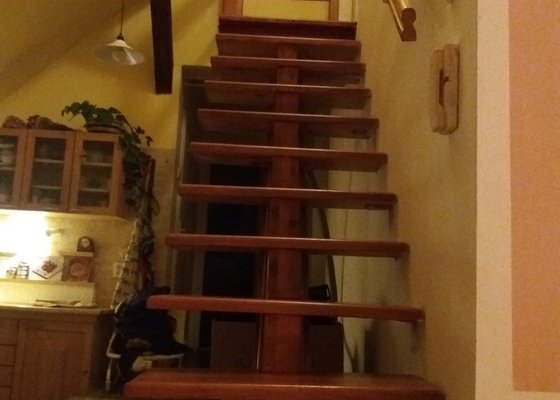Výroba zábradlí ke schodům do patra v bytě + skříně na míru pod schodiště