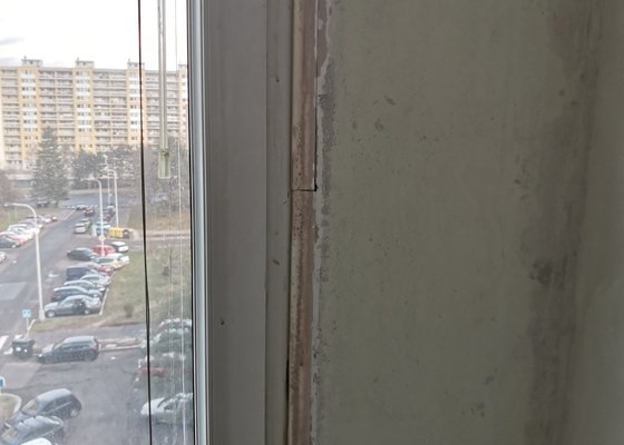 Zapravení oken v paneláku místo polystyrenové lišty