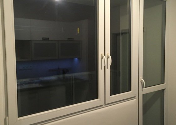 Instalace žaluzií v panelovém bytě na plastová okna a seřízení oken (aby dobře těsnily)