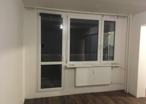 Instalace žaluzií v panelovém bytě na plastová okna a seřízení oken (aby dobře těsnily)