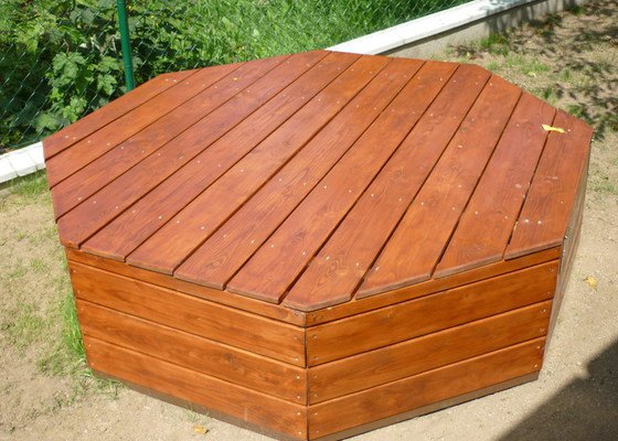 Dřevěný bezpečnostní poklop na čističku, zahradní lavička