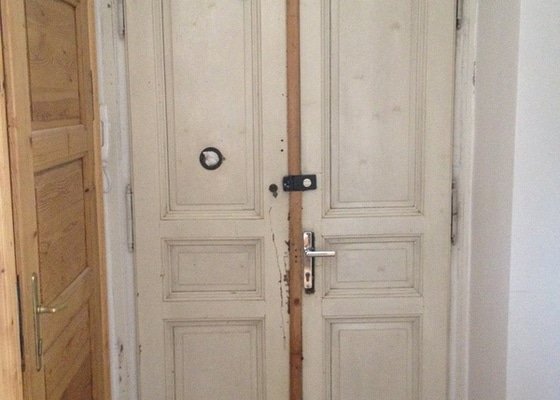 Zabezpečení dvoukřídlých vchodových dveří do bytu