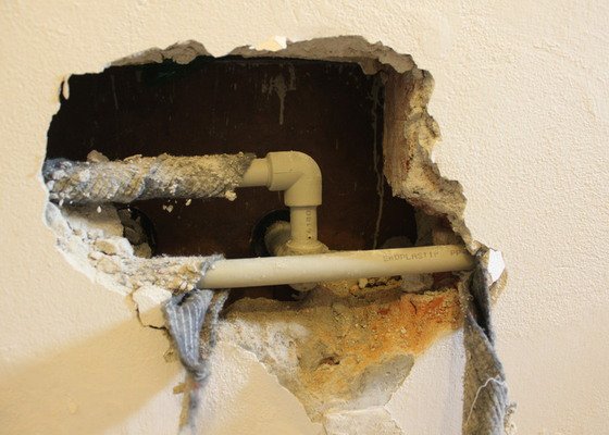 Zazdění díry ve zdi po odstranění havárie vody.