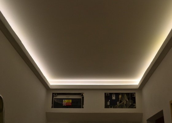Osvětlení zádveří panelového bytu.