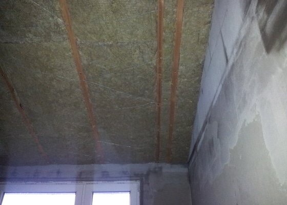 Zednické začištění oken a zdí, perlinka, lepidlo a štuk. Suché podlahy Fermacell s podsypem a polystyrenem. Montáž parotěsné folie a OSB desek na strop. Ozdobné lamely na strop. Plovoucí podlaha. Pokládka dlažby.