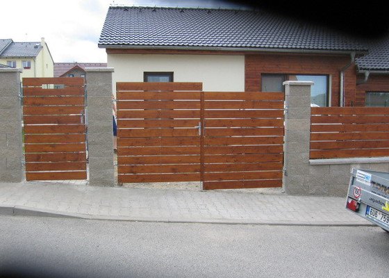 3ks plotových polí,branka a dvoukřídlá brána
