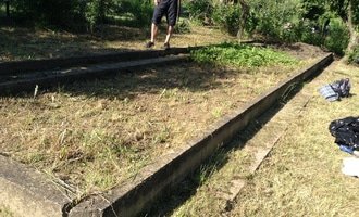 Zemní práce (likvidace betonové desky, úprava zeminy na zahradě)) - stav před realizací