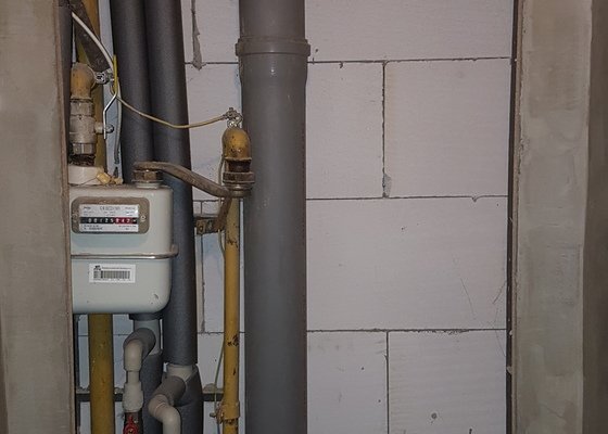 Nestandartní instalace splachovací nádrže, splachovacího mechanismu a potrubí k k wc .