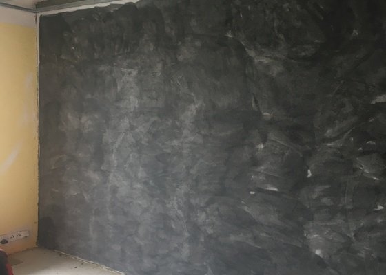 Imitace betonové stěny v obývacím pokoji