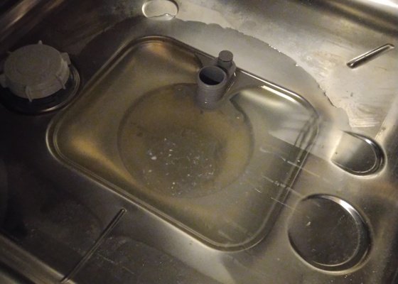 Neodtékající voda z myčky nádobí a chybové hlášení