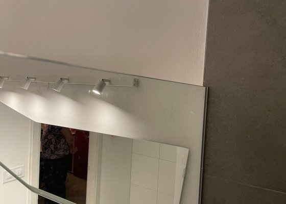 Instalace skleněné zástěny a zrcadel v rámci celkové rekonstrukce koupelny