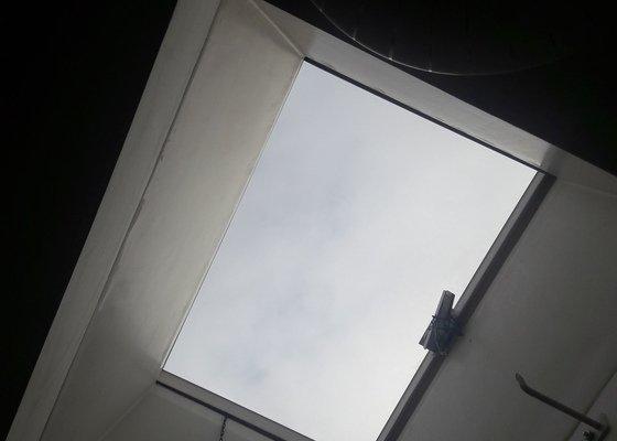 Oprava zavírání/zamykání 2 ks střešních oken (zajištění vstupu na střechu), ev. výměna jednoho prasklého "skla") - stav před realizací
