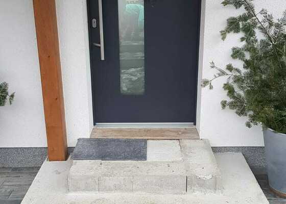 Položení dlažby na schody u vstupních dveří