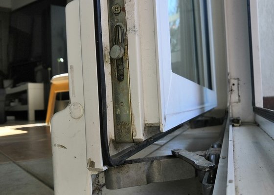 Otevírání (resp. zavírání) posuvných PVC balkónových dveří