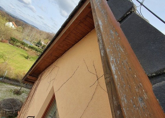 Opálit a natřít dvě větší okna, obrousit a natřít štítový krov (7m) vyměnit a natřít kricí lišty ve štítu