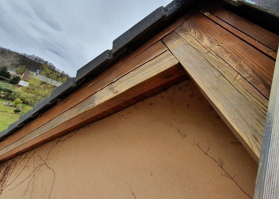 Opálit a natřít dvě větší okna, obrousit a natřít štítový krov (7m) vyměnit a natřít kricí lišty ve štítu