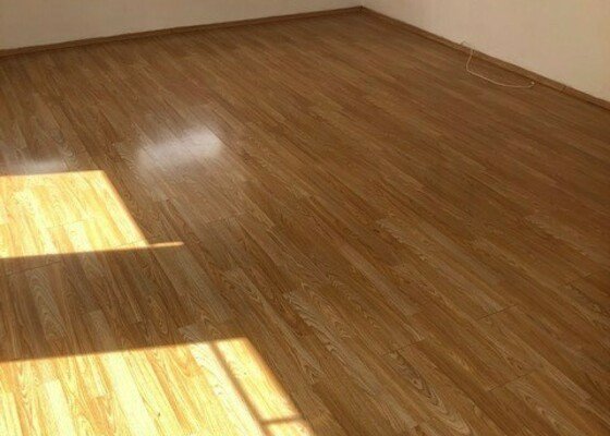Oprava/údržba laminátové podlahy v celém bytě.