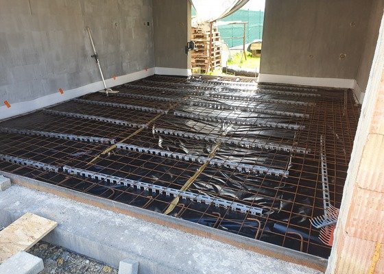 Strojně leštěná betonová podlaha garáže 30 m2