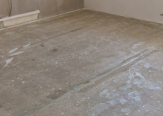 Srovnání podlahy v panelákovém bytě pro pokládku vinyl podlahy