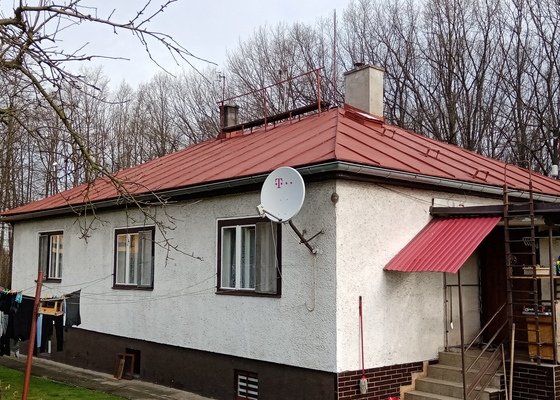 Nátěr plechové střechy na rodinném domě