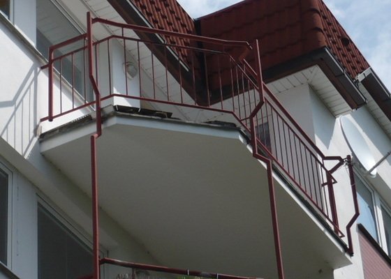 Obložení zábradlí na balkonu makrolonem.
