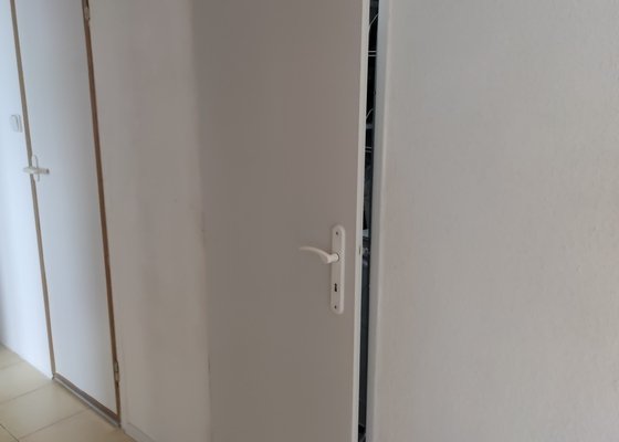 Renovace dveří v panelákovém bytě