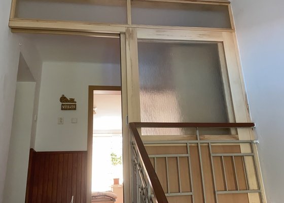 Dveře/posuvná stěna k oddělení obytných prostor od schodiště