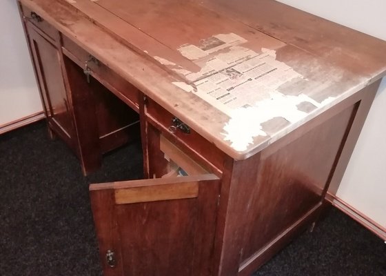 Renovace starého psacího stolu po babičce