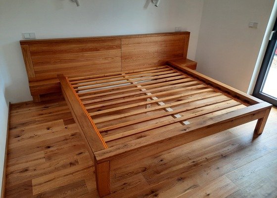 Dubová masivní postel