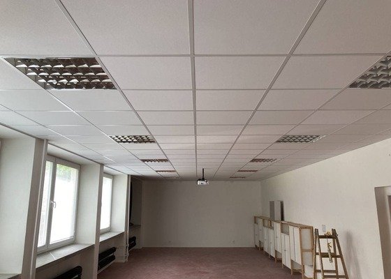 Zvuková izolace stropu včetně sádrokartonové konstrukce, podhledu a osvětlení