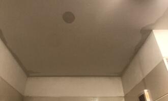 Výměna sádrokartonového podhledu v bytě panelového bytu (koupelna a předsíň), vymalování. - stav před realizací