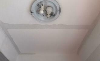 Výměna sádrokartonového podhledu v bytě panelového bytu (koupelna a předsíň), vymalování. - stav před realizací