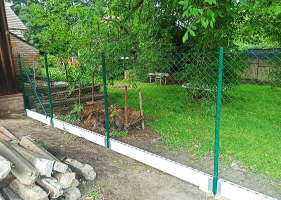 Stavba pletivového plotu a pokládka zámkové dlažby