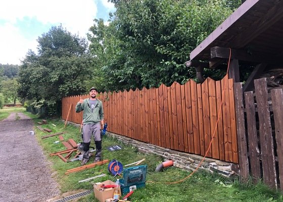 Postavit dřevěný plot