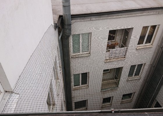 Sítě proti holubům na střechu domu (nad atrium)