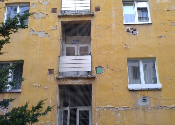 Opatření balkonů činzovniho domu sítí proti holubům, čištění žlabů