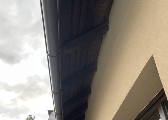 Lazurování krovů včetně natření podbití střechy